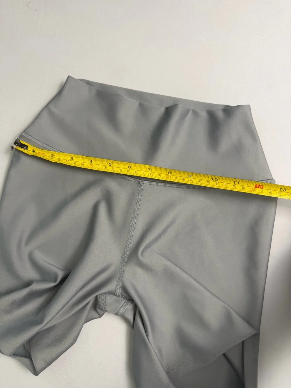 Alo High-Rise compression Biker Shorts in light gray xs